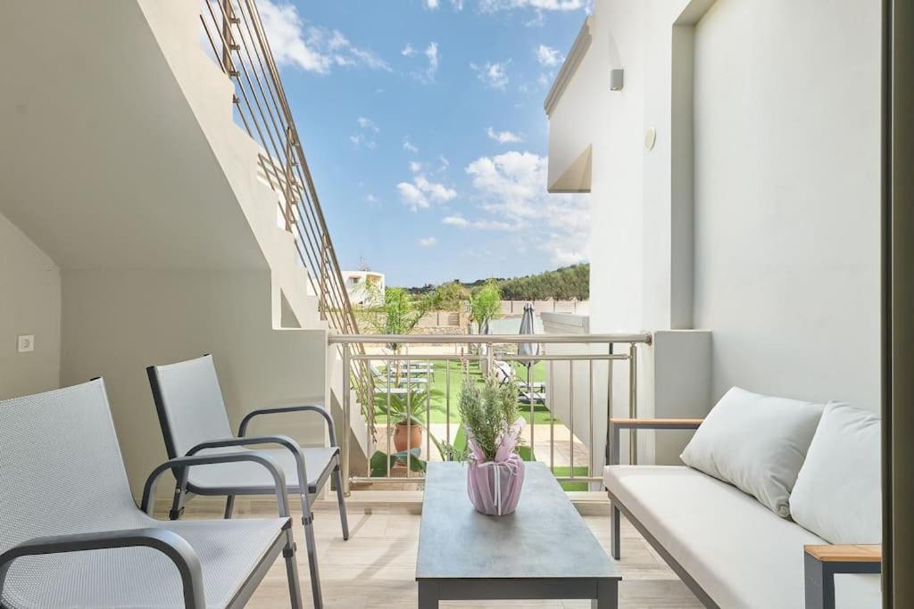 Superior Family Apartment W/Pool Dining Area Stavromenos Bagian luar foto